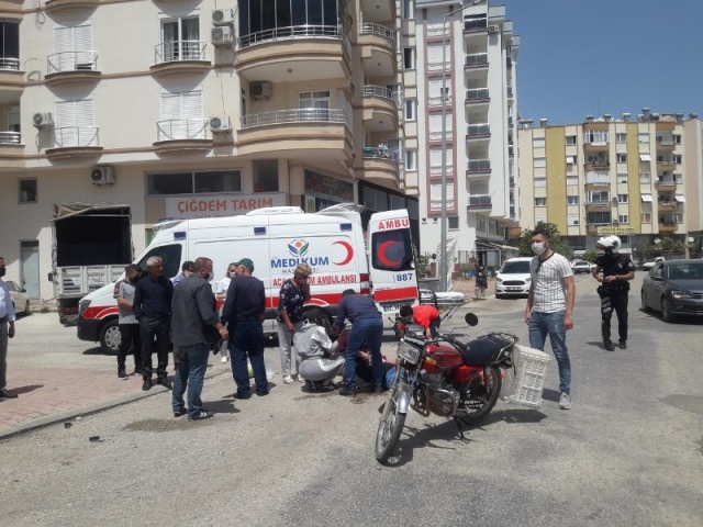 Motosikletler kafa kafaya çarpıştı: 1'i ağır 3 yaralı