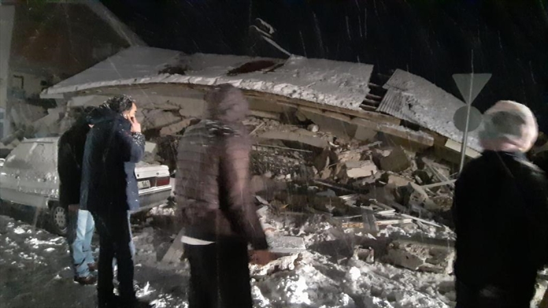 AA-20230206-30183880-30183876-ADANADA_DEPREM_NEDENIYLE_BINA_YIKILDI