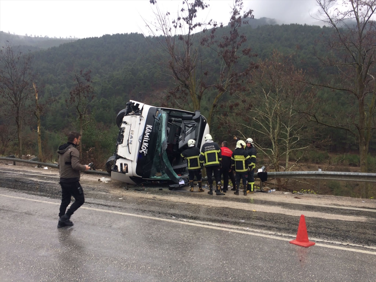 ISPARTA - Devrilen yolcu otobüsündeki 8 kişi yaralandı - BATI AKDENiZ TV