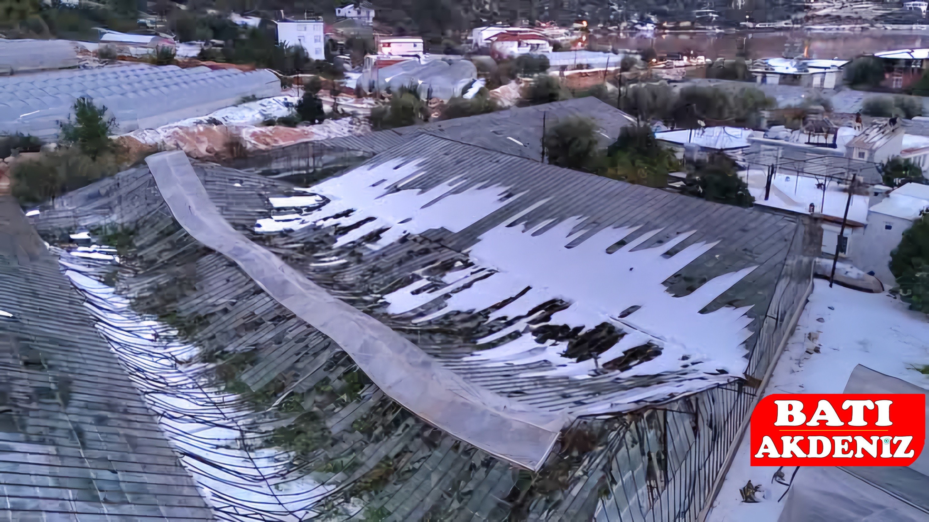 Demre'de dolu seralarda büyük hasar verdi