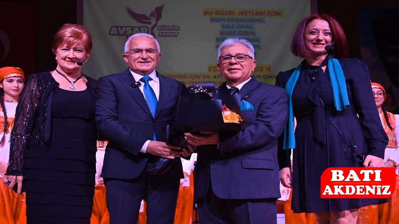 Koro Şefine Çiçek Takdimi (1)