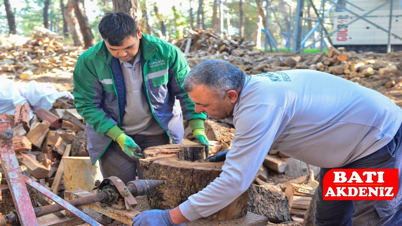 Kumluca Beledi̇yesi̇’nden İhti̇yaç Sahi̇bi̇ Ai̇lelere Yakacak Odun Desteği̇ (2)