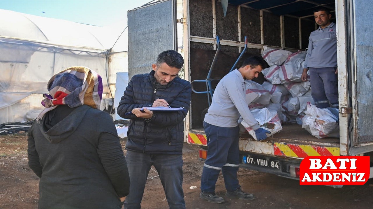 Kumluca Beledi̇yesi̇’nden İhti̇yaç Sahi̇bi̇ Ai̇lelere Yakacak Odun Desteği̇