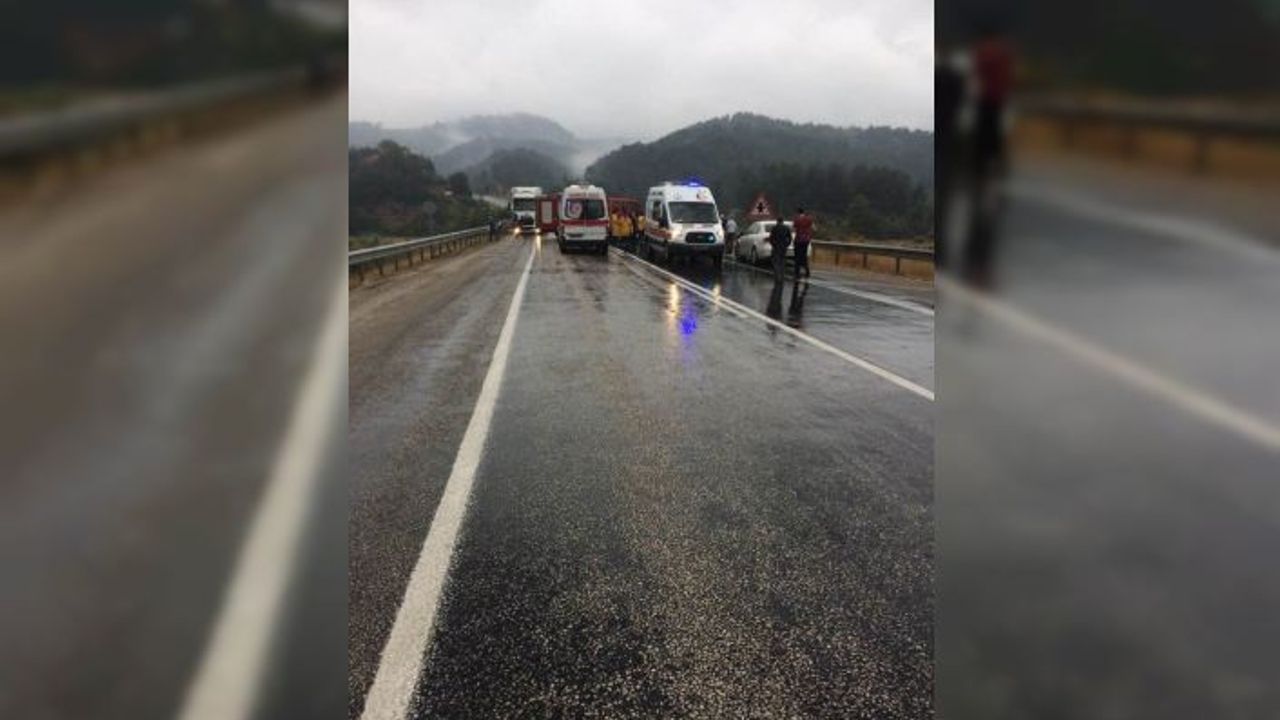 Antalya’da yolcu otobüsü ile otomobil çarpıştı: 2 ölü, 4 yaralı