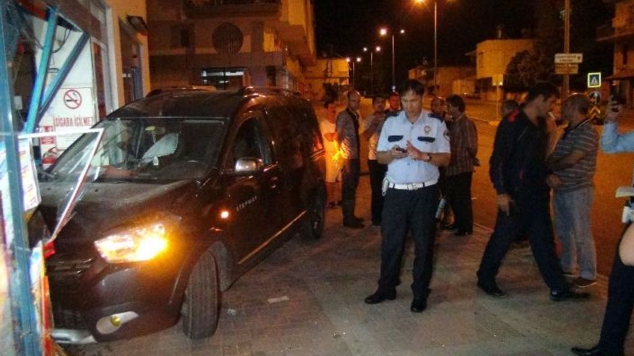 Manavgat’ta alkollü sürücü otomobiliyle markete girdi