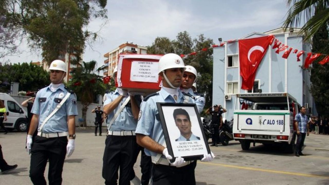 Şehit polis memuru için Antalya Emniyet Müdürlüğünde tören