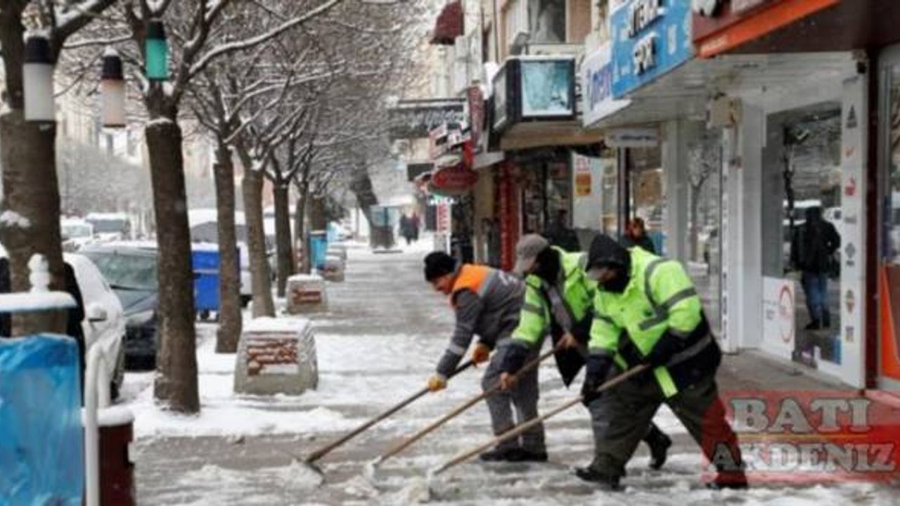 Bursa İnegöl'de kaldırımlar kar ve buzdan temizleniyor 