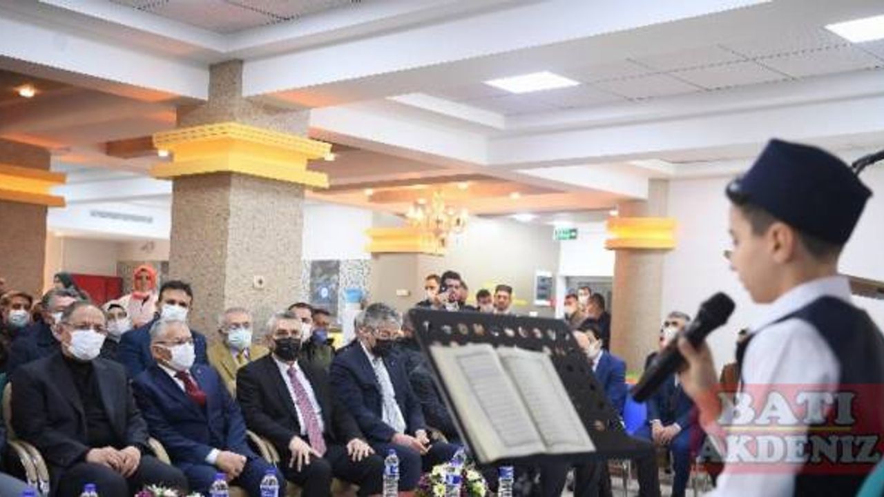 Büyükkılıç'tan Kuran-ı Kerim'i hıfzeden 58 öğrenciye tebrik ve hediye 