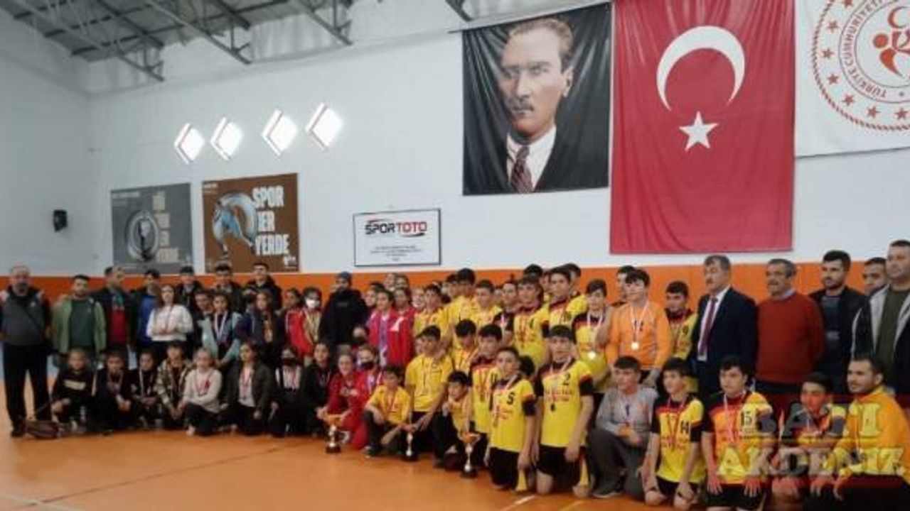 Niğde'de okullar arası hentbol şampiyonası yapıldı 
