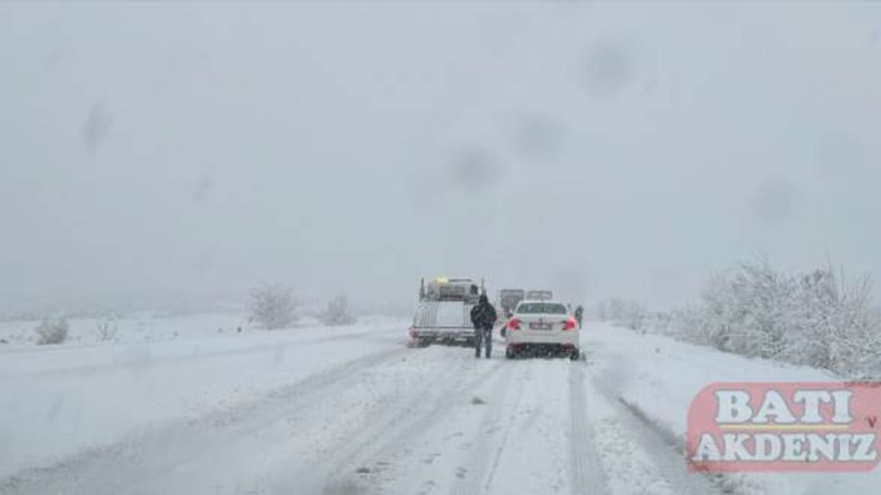 Burdur-Denizli kara yolunda kar yağışı ulaşımı güçleştiriyor