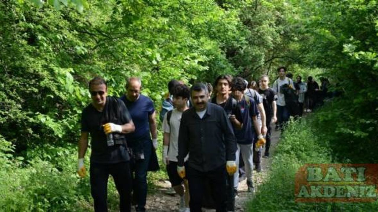 Bursa Yıldırım'da gençlerle doğa yürüyüşü