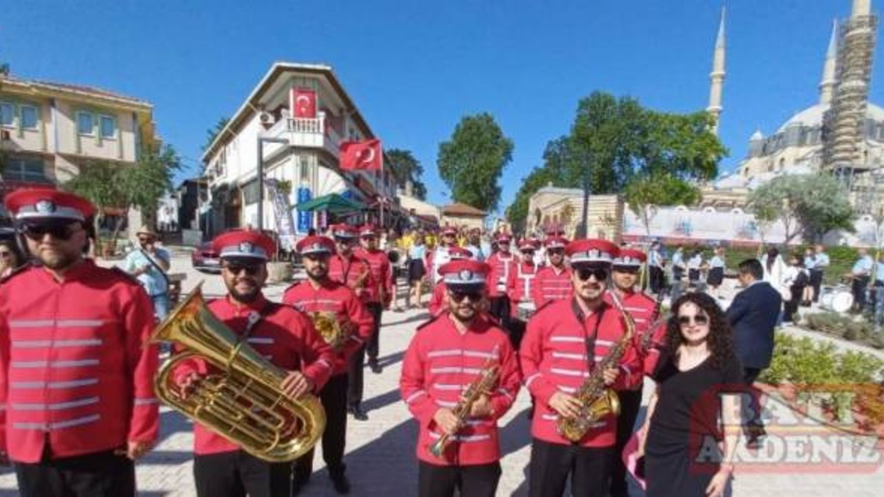 Kocaeli İzmit Belediye Bandosu müzikleriyle  Edirne’deki festivalde tam not aldı