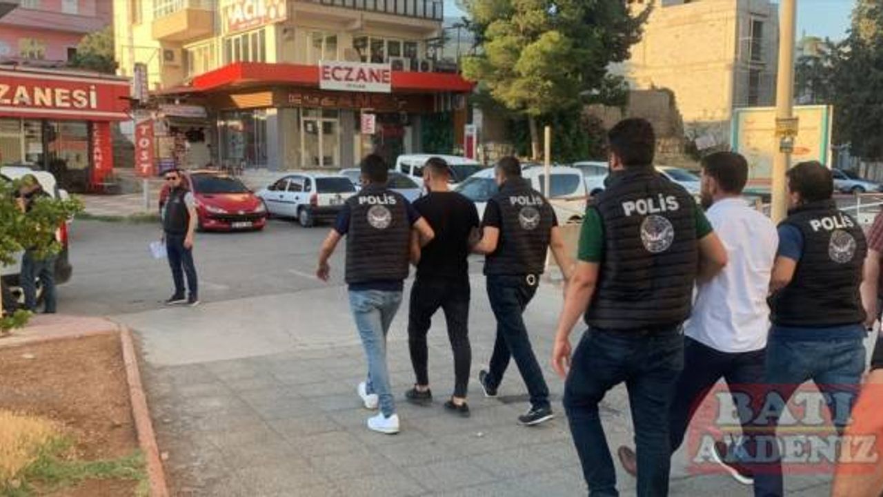 Kahramanmaraş'ta tartıştıkları kişiyi silahla öldürdükleri iddiasıyla 3 şüpheli tutuklandı