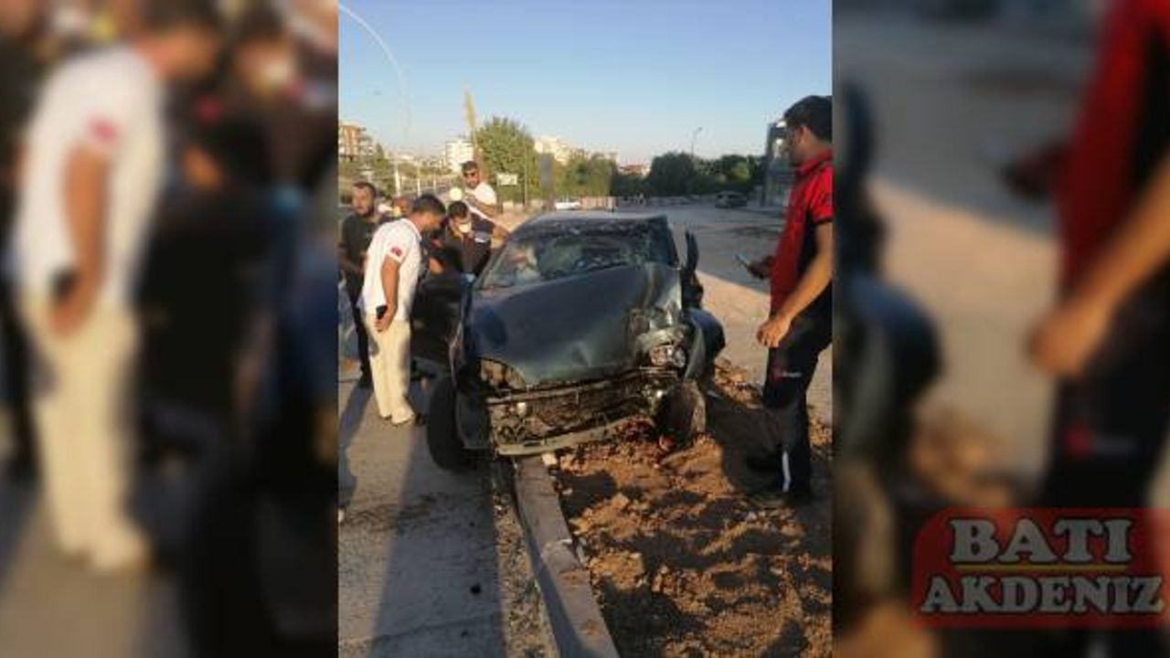 Mersin'de aydınlatma direğine çarpan otomobilin sürücüsü yaralandı