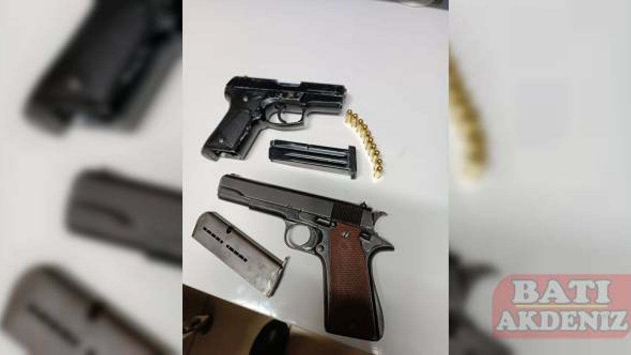 Adana'da araçla polisten kaçmaya çalışan 3 şüpheli kaza yapınca yakalandı