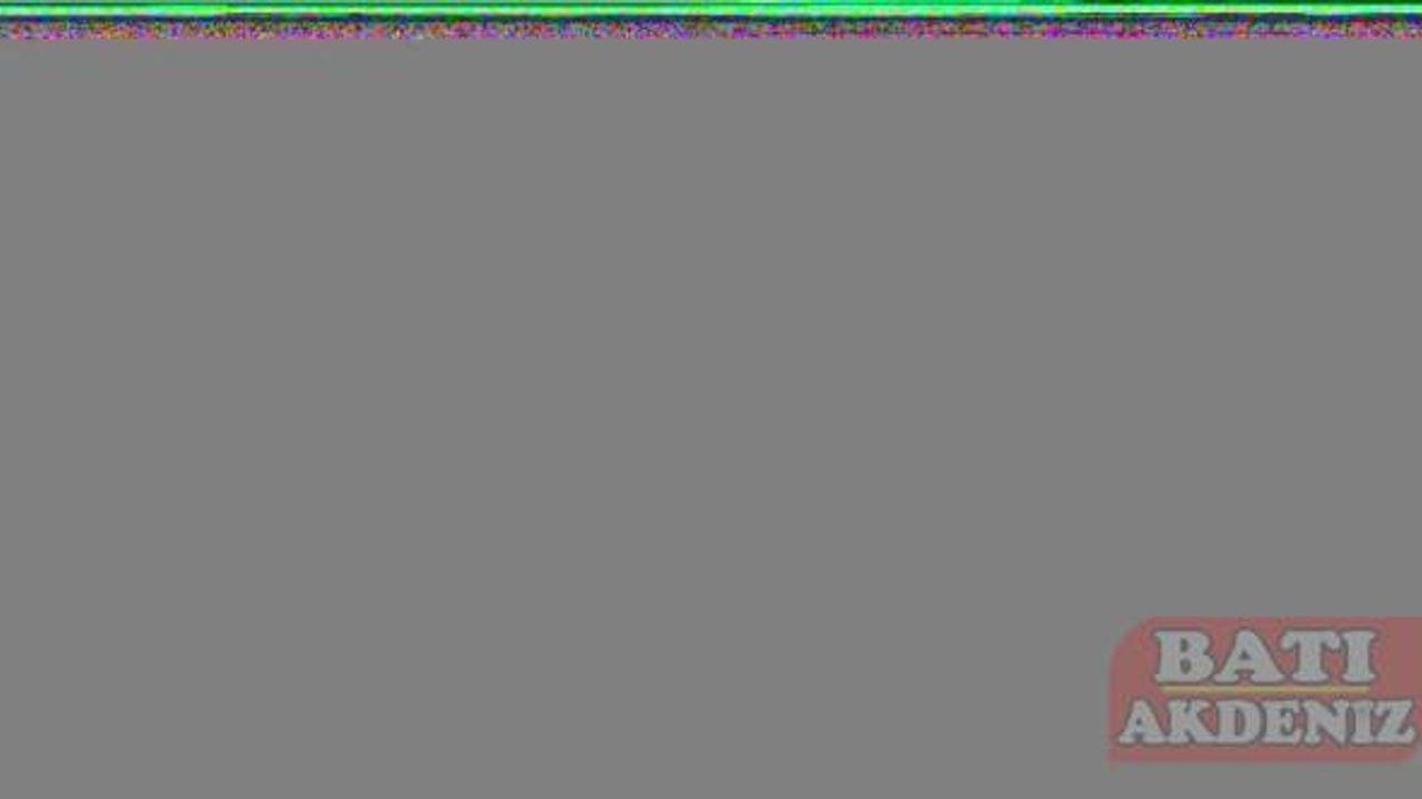 Adana'da göçük nedeniyle ulaşıma kapanan yolu açma çalışmaları sürüyor