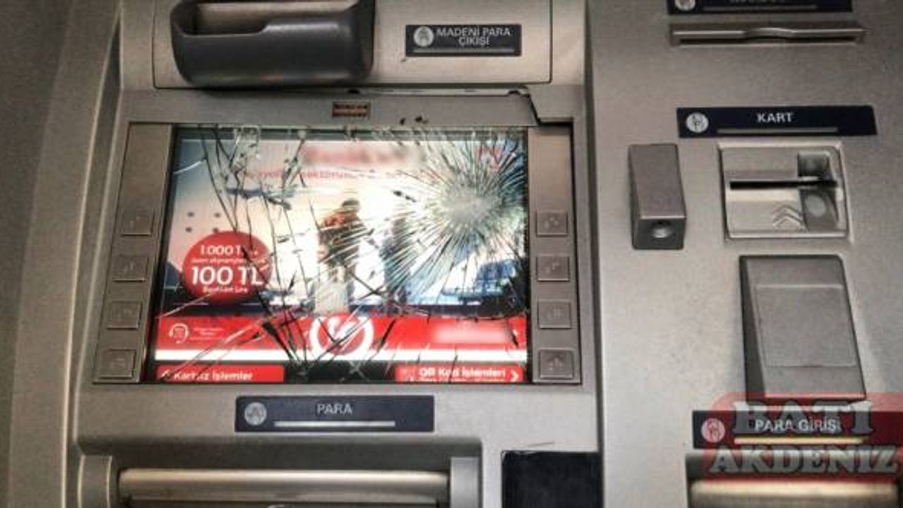 Adana'da iki bankamatiğe parke taşıyla zarar verildi