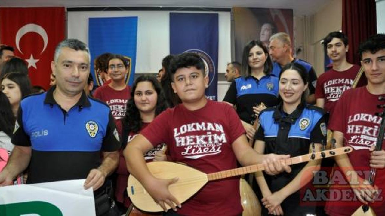 Adana'da öğrenciler polis desteğiyle bağlama eğitimi alıyor