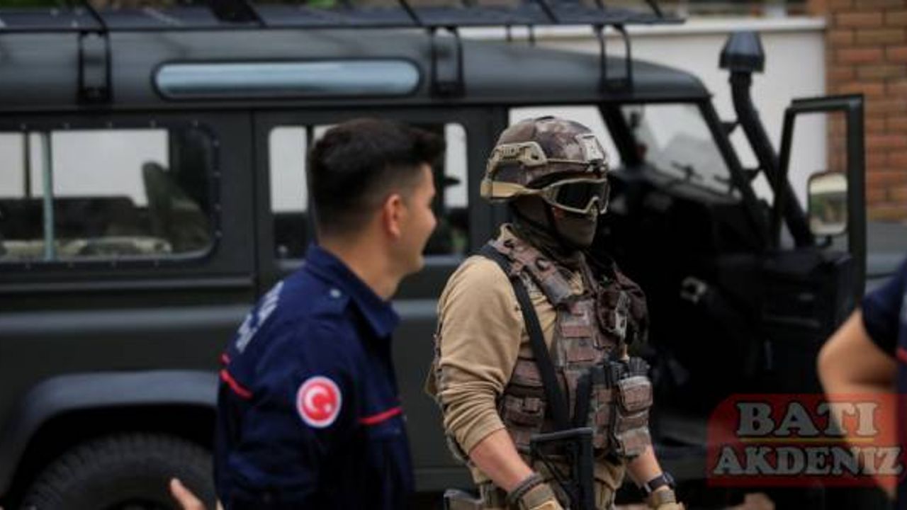 Antalya'da annesini rehin alan kişi 2 saatlik çalışmayla ikna edildi