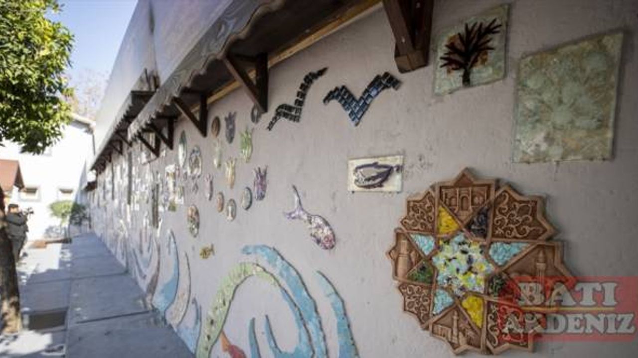 Antalya'da atık seramik ve camlar sanata dönüştürüldü