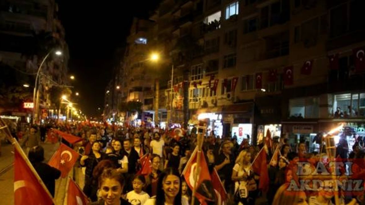 Antalya'da fener alayında 400 metrelik Türk bayrağı açıldı