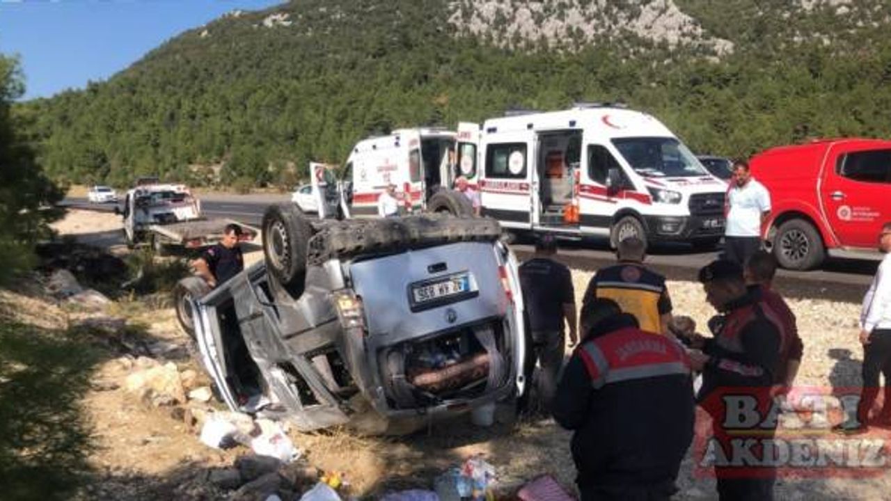 Antalya'da iki aracın karıştığı kazada 3 kişi yaralandı
