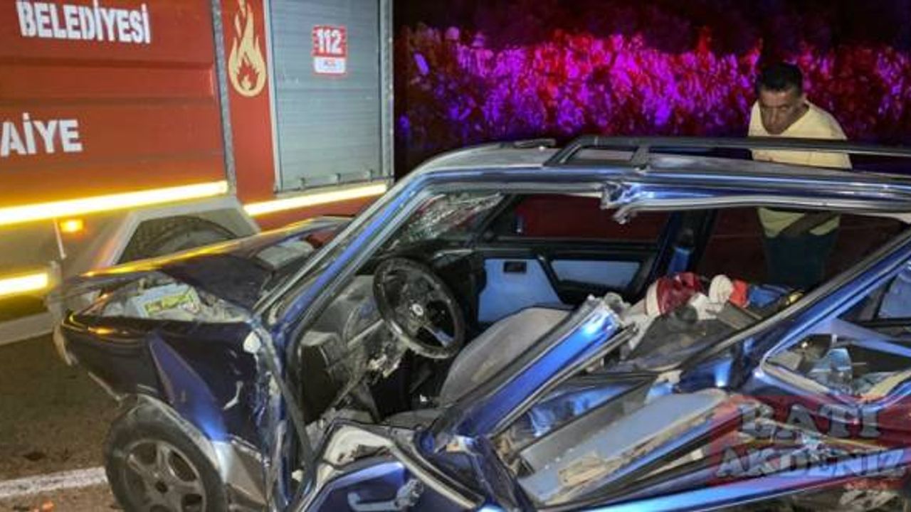 Antalya'da otomobilin park halindeki araca çarptığı kazada 1 kişi öldü, 1 kişi yaralandı