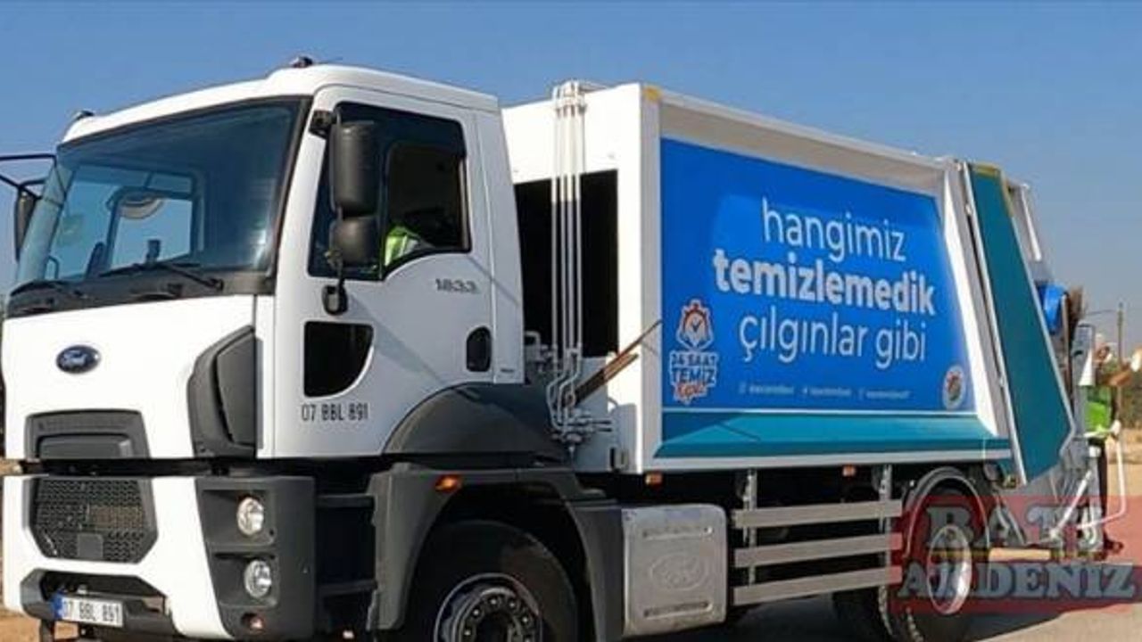 Antalya'da şarkılardan uyarlanan sözlerle süslenen çöp kamyonları gülümsetiyor