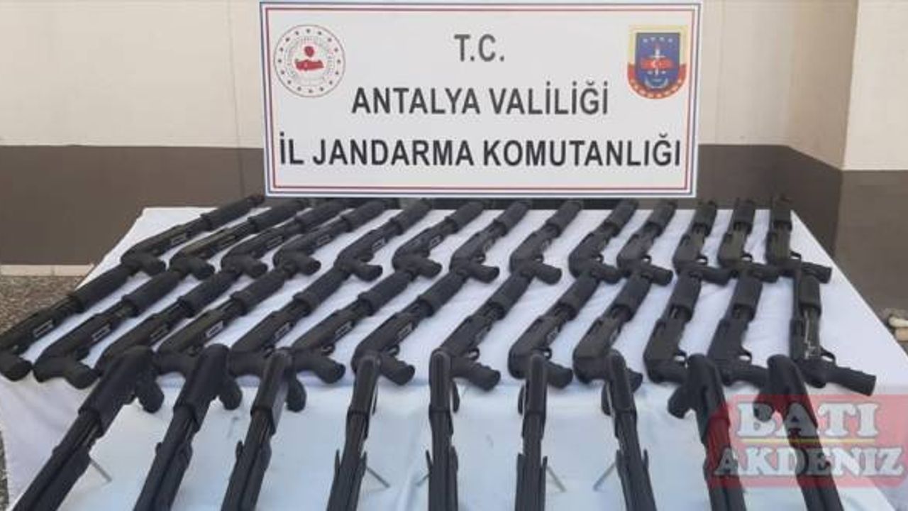 Antalya'da silah kaçakçılığı operasyonunda 35 tüfek ele geçirildi