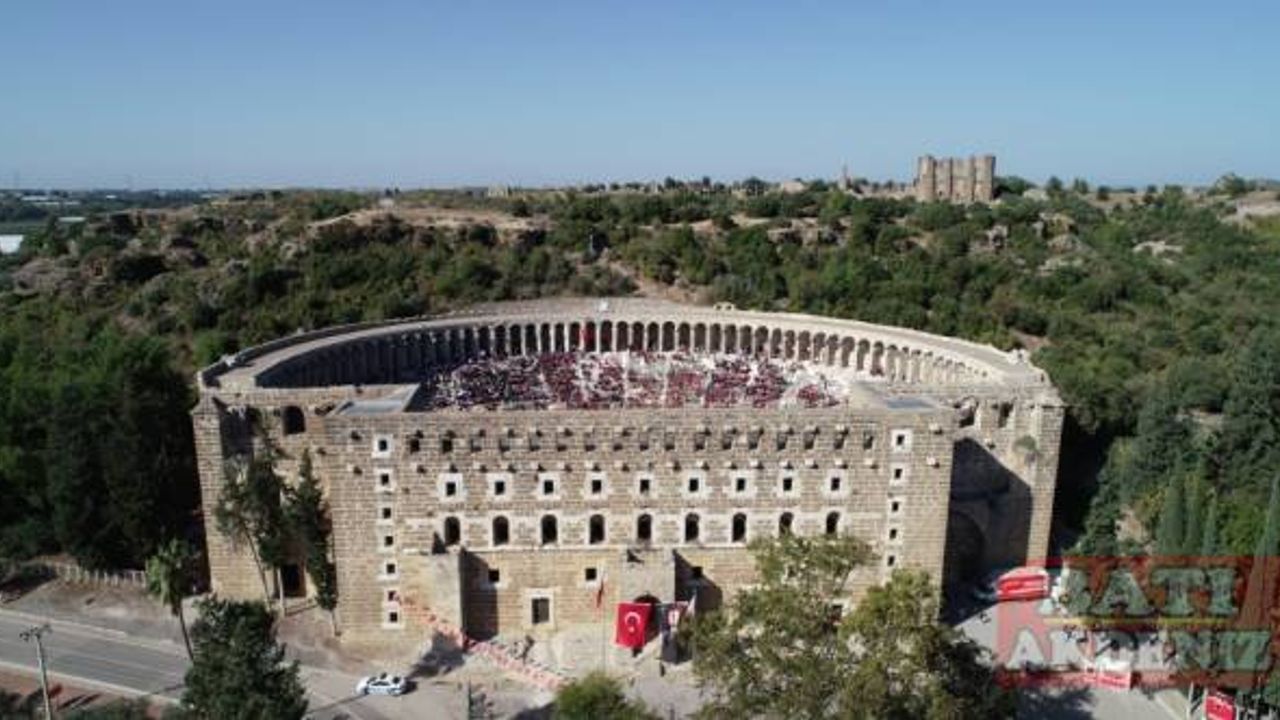 Aspendos Antik Tiyatro'da 7 bin öğrenci kitap okudu