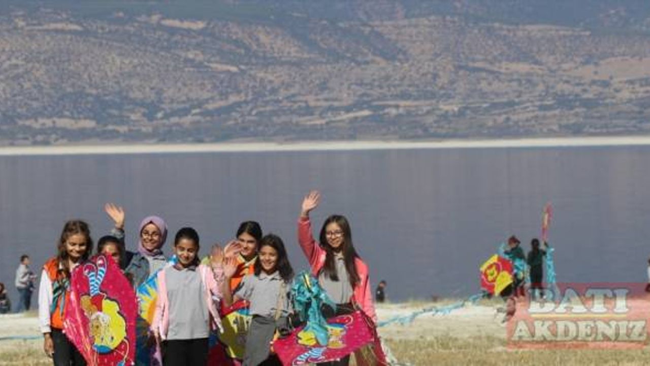 Burdur'da emniyet ve jandarma teşkilatı çocuklarla uçurtma şenliğinde buluştu