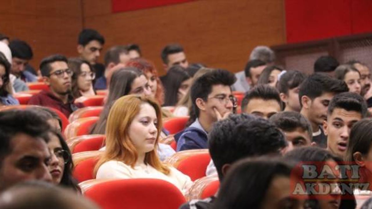 Enver Paşa'nın torunu vefatının 100. yılında dedesini genç kuşaklara anlatıyor