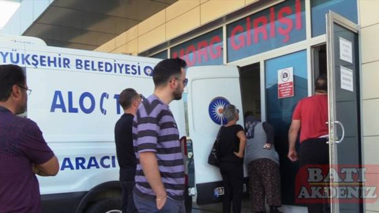 Antalya'da otomobilin devrilmesi sonucu uzman çavuş baba ile bebeği öldü, anne yaralandı