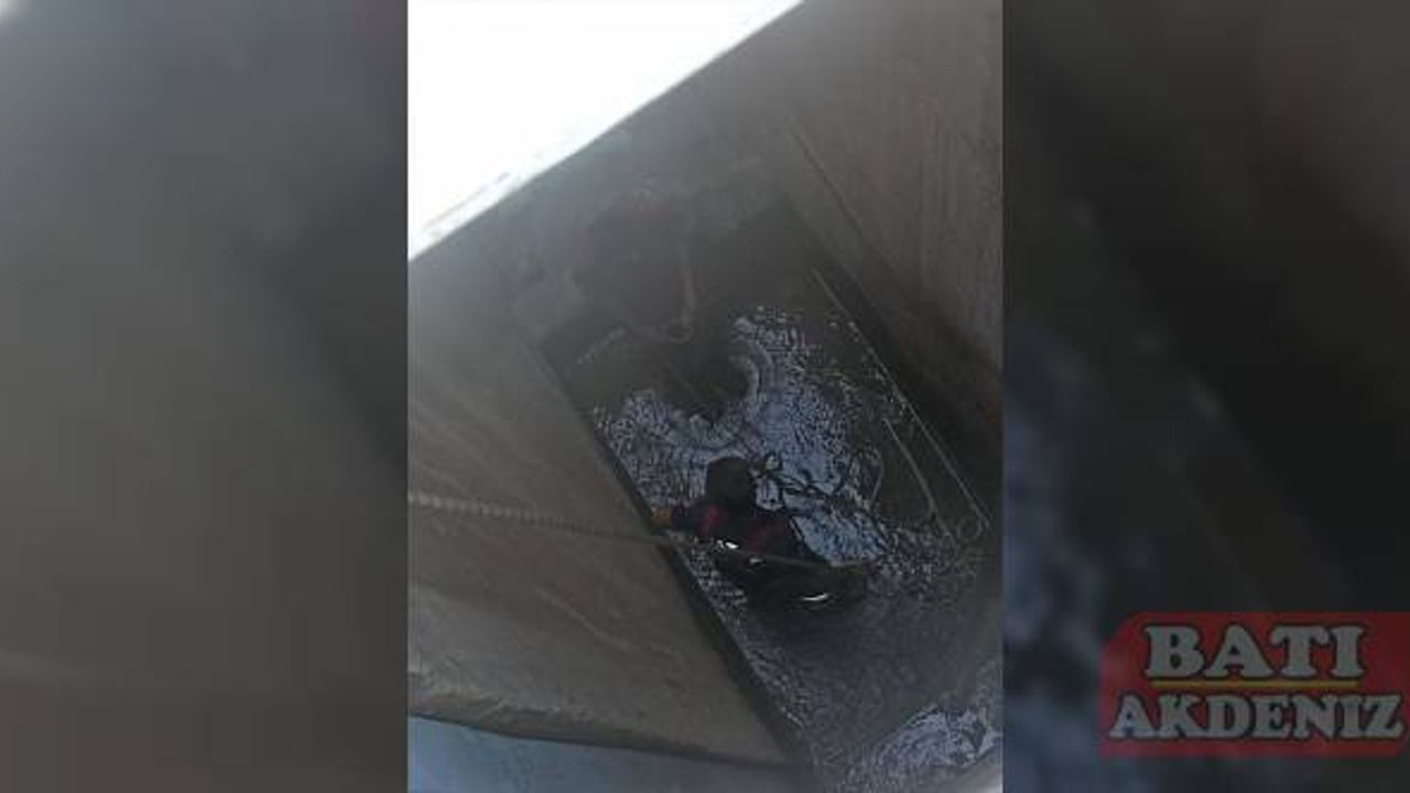 Hatay’da su tahliye kanalına düşen çocuğu itfaiye kurtardı