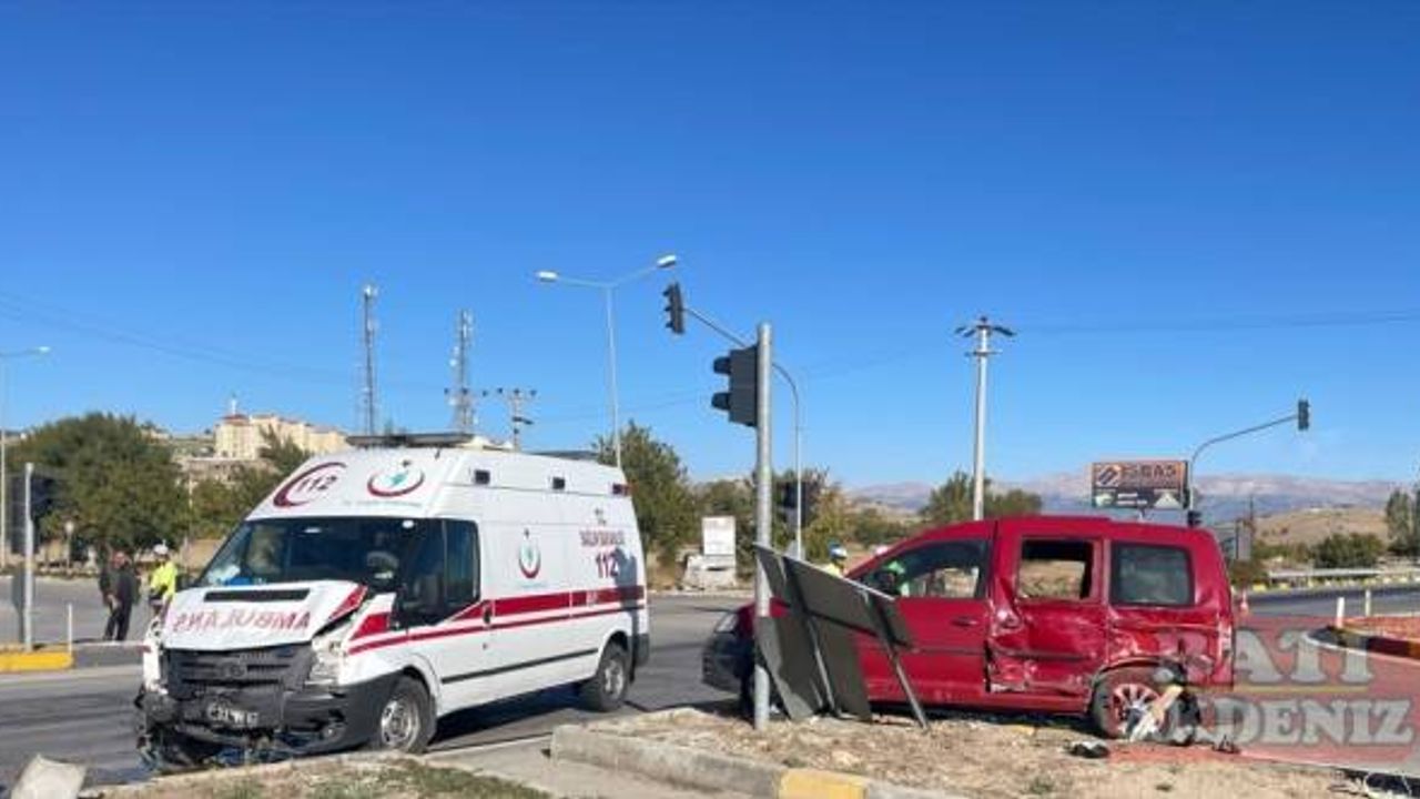 Isparta'da ambulans ile otomobilin çarpıştığı kazada bir kişi öldü, 6 kişi yaralandı