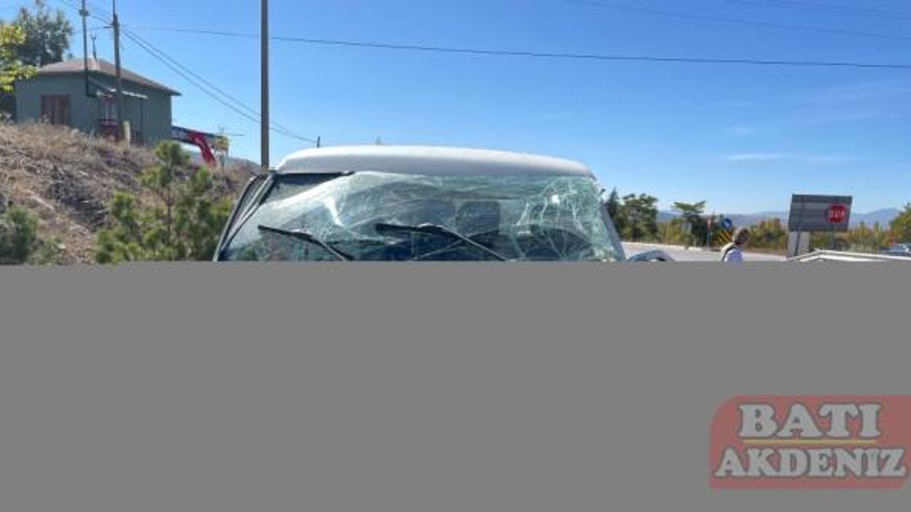 Isparta'da yolcu otobüsü ile minibüsün çarpıştığı kazada 2 kişi yaralandı