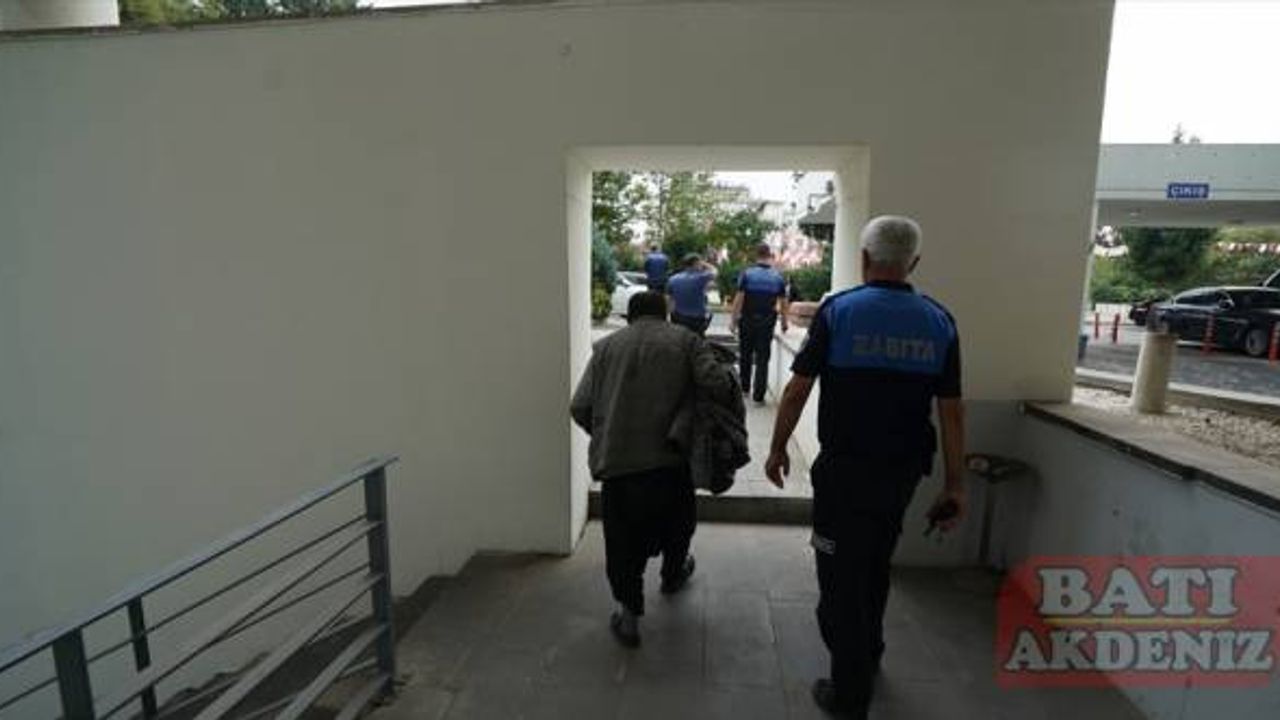 Kahramanmaraş'ta zabıta denetiminde dilencinin üzerinden 1555 lira çıktı