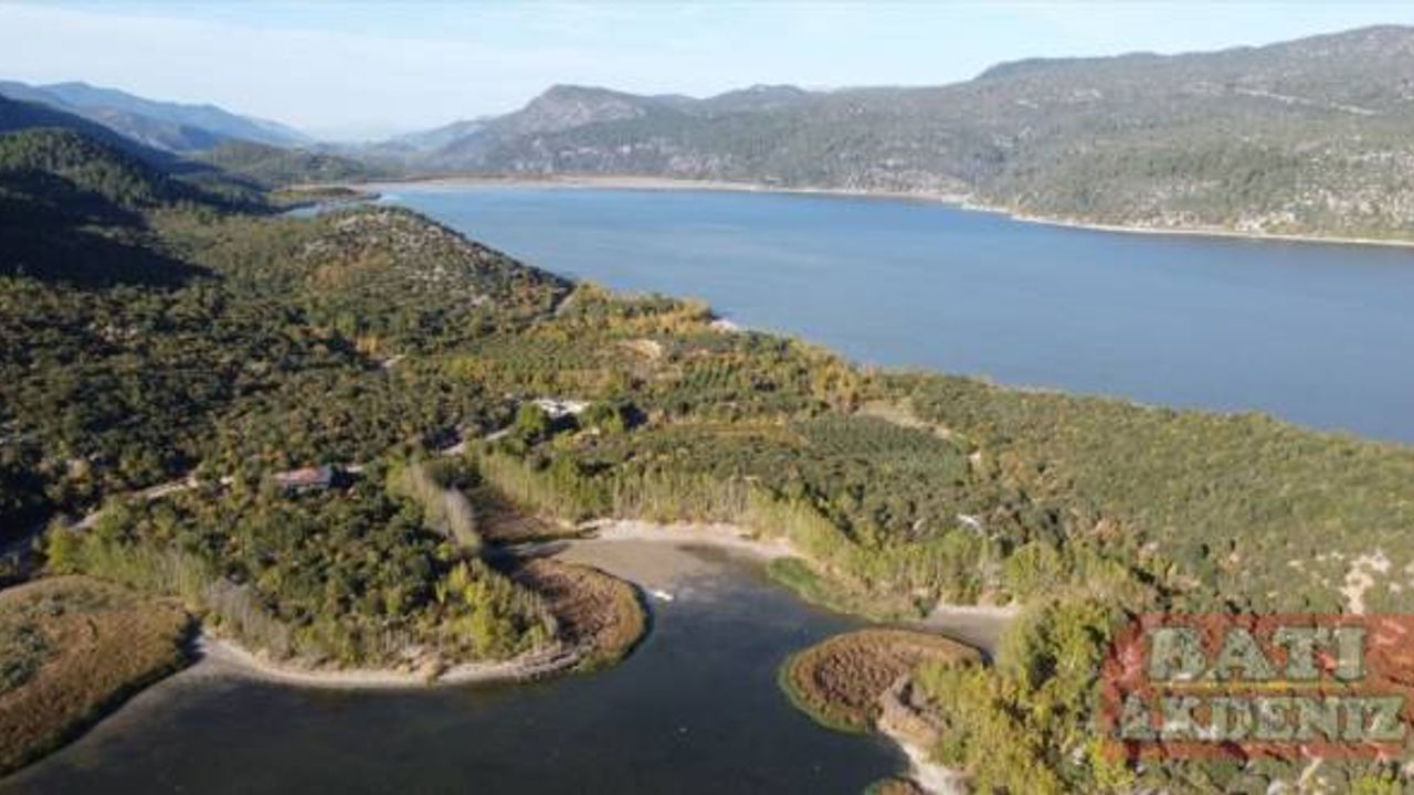 Kovada Gölü Milli Parkı sonbahar renklerine büründü