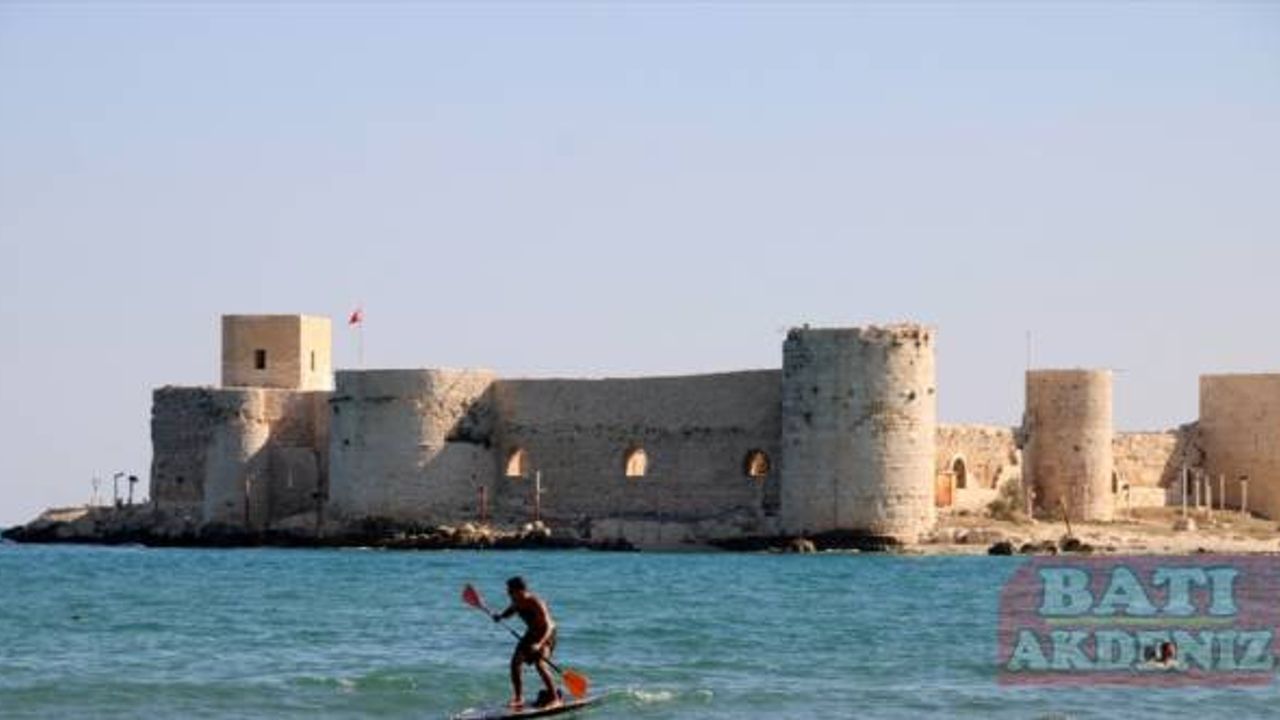 Mersin'de güneşli havayı fırsat bilenler denize girdi