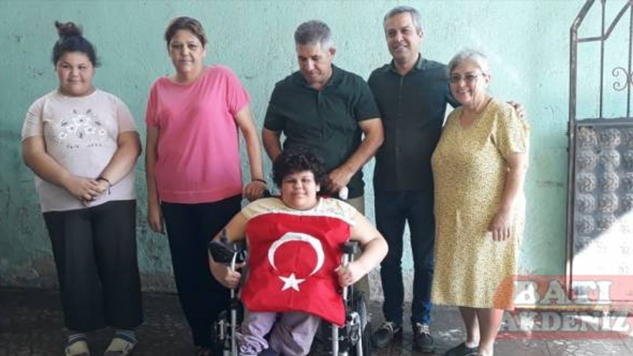 Mersin'de tekerlekli sandalyesi bozulan engelli öğrenciye hayırseverlerden destek