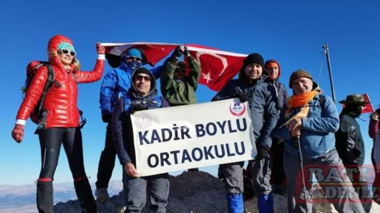 Öğretmenler, Cumhuriyet Bayramı'nı Davraz Dağı'nın zirvesinde kutladı