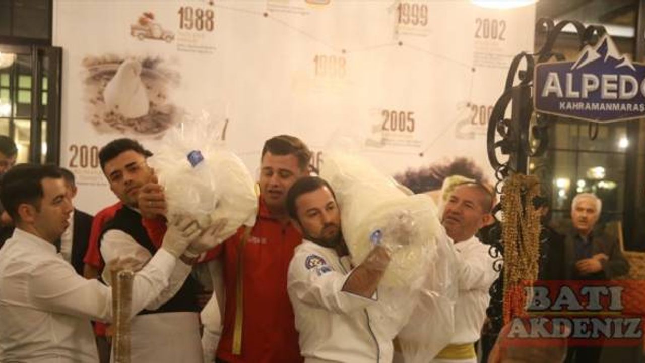 Olimpiyat ve dünya şampiyonu sporcular satır ve baltayla "maraş dondurması" kesti