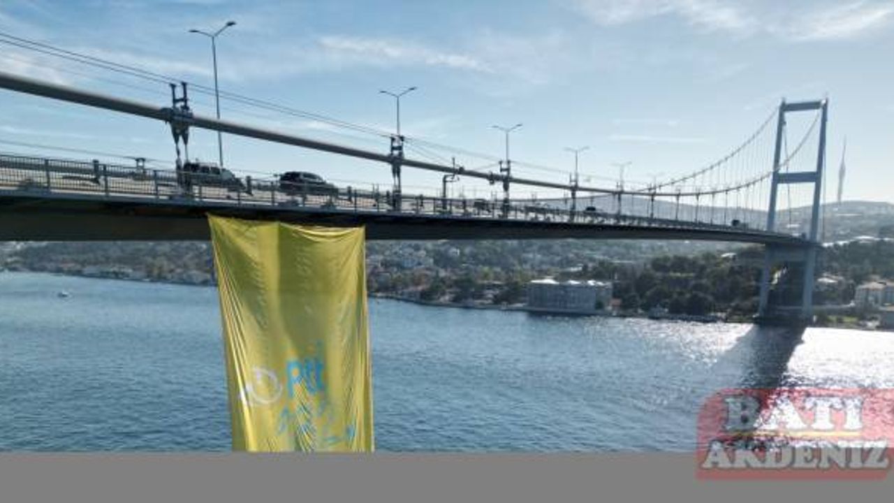 PTT bayrağı, kurumun 182. yılı dolayısıyla İstanbul Boğazı'nda dalgalanıyor