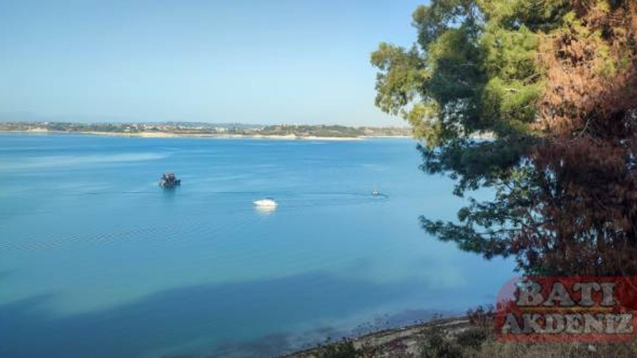 Seyhan Baraj Gölü'ndeki kaçak yapıların kıyıya çekilmesi işlemi tamamlandı