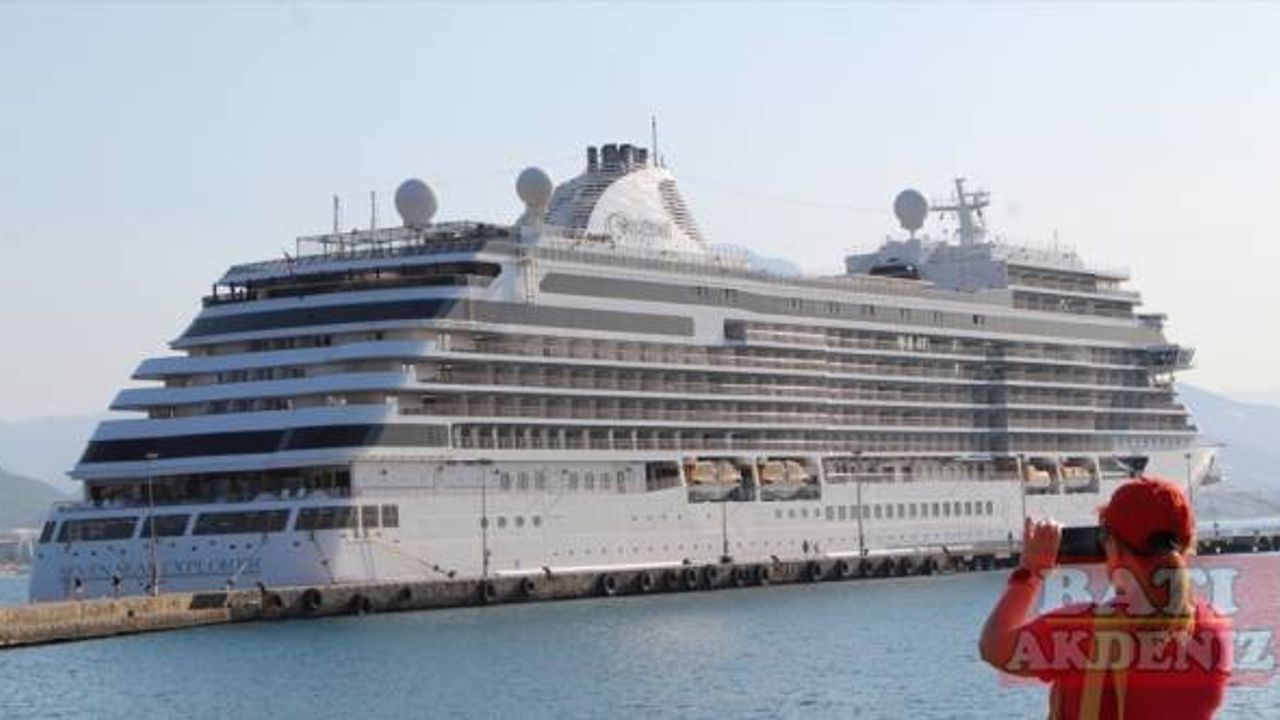 Yolcu gemisi "Seven Seas Explorer" Alanya Limanı'na demirledi