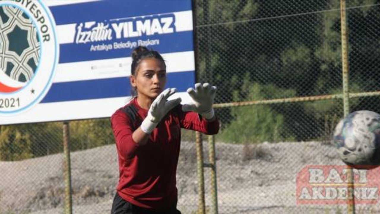 A Milli Kadın Futbol Takımı'na seçilen Senem'in hedefi "kalenin vazgeçilmezi" olmak: