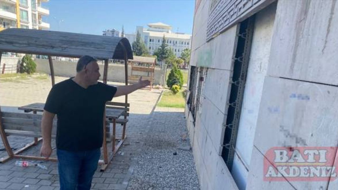 Adana'da cemevinin duvarına ve bahçesindeki banka zarar verildi