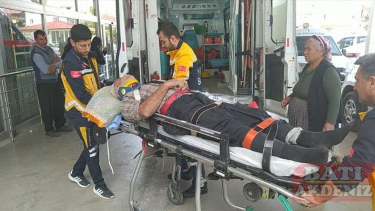 Adana'da devrilen kamyonun altında kalan sürücü yaralandı