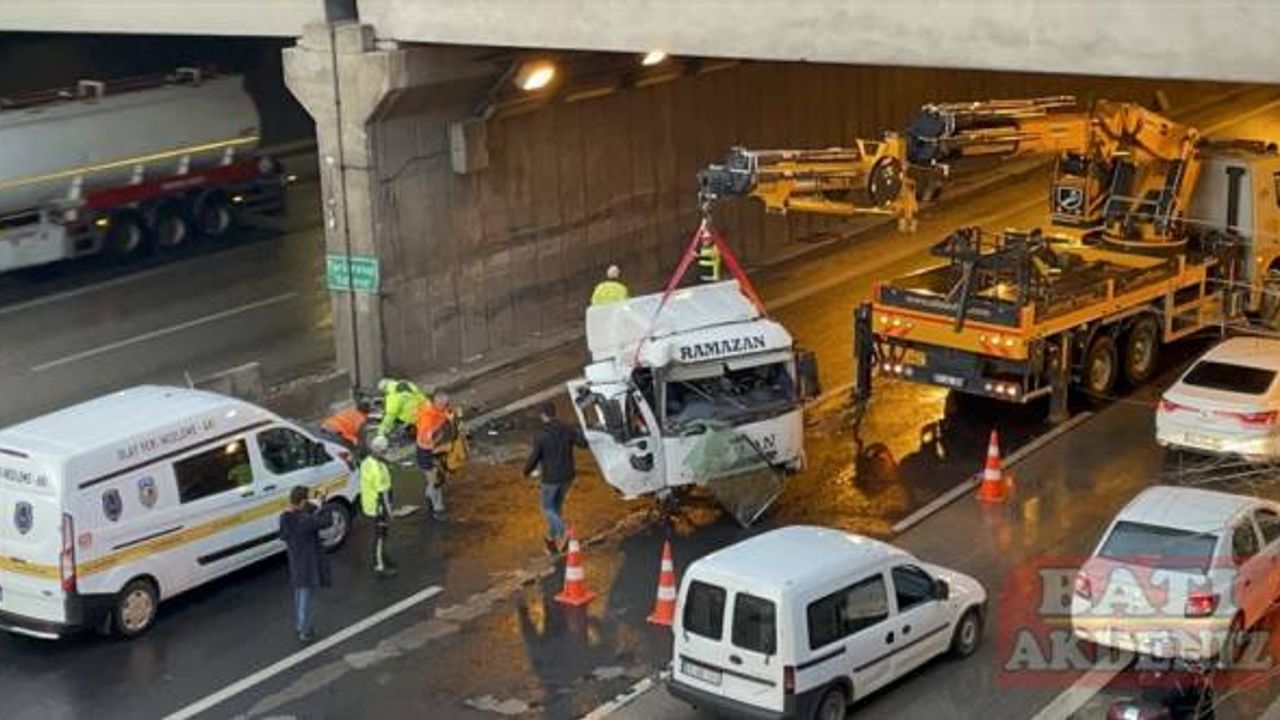 Adana'da köprü ayağına çarpan tırın sürücüsü öldü