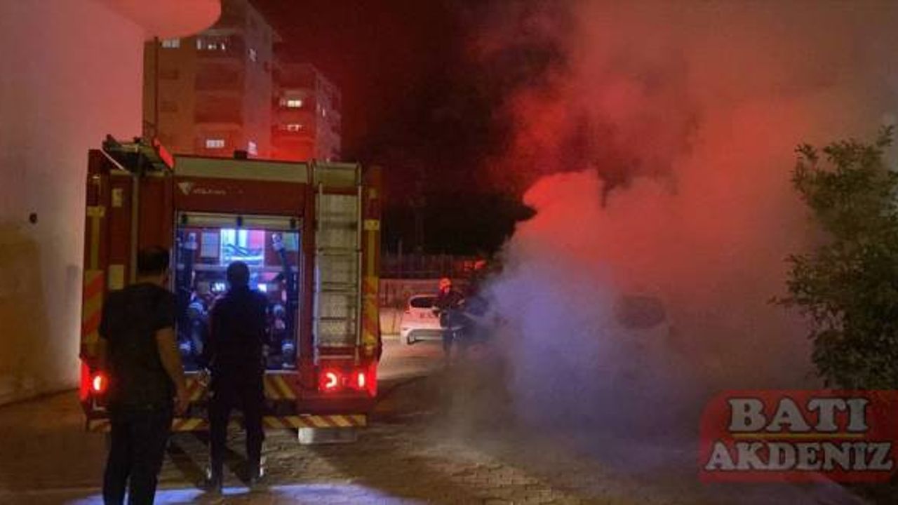 Adana'da park halindeyken yanan otomobil kullanılamaz hale geldi
